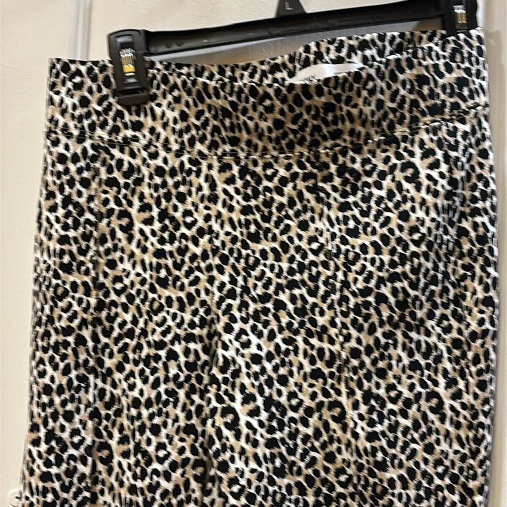 OLD NAVY EXERCISE LEGGINGS
CHEETAH PRINT WAIST 15” INSEAM 24”
FRONT CREASE